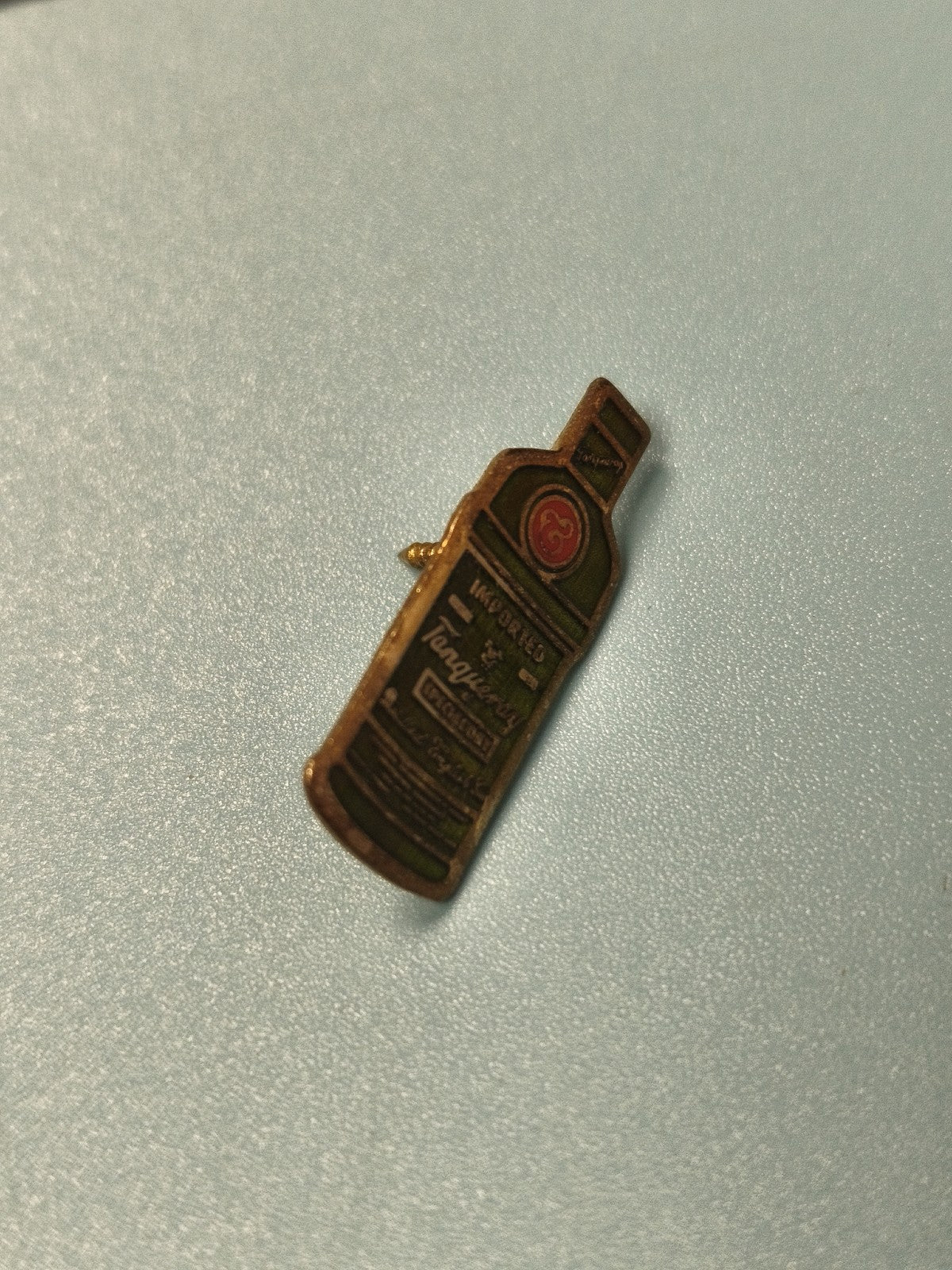 Vintage pin's bouteille alcool vert ? objet publicitaire ancien collection bar