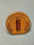 Vintage pin's Gutermann fil à coudre rond jaune publicitaire ancien collection