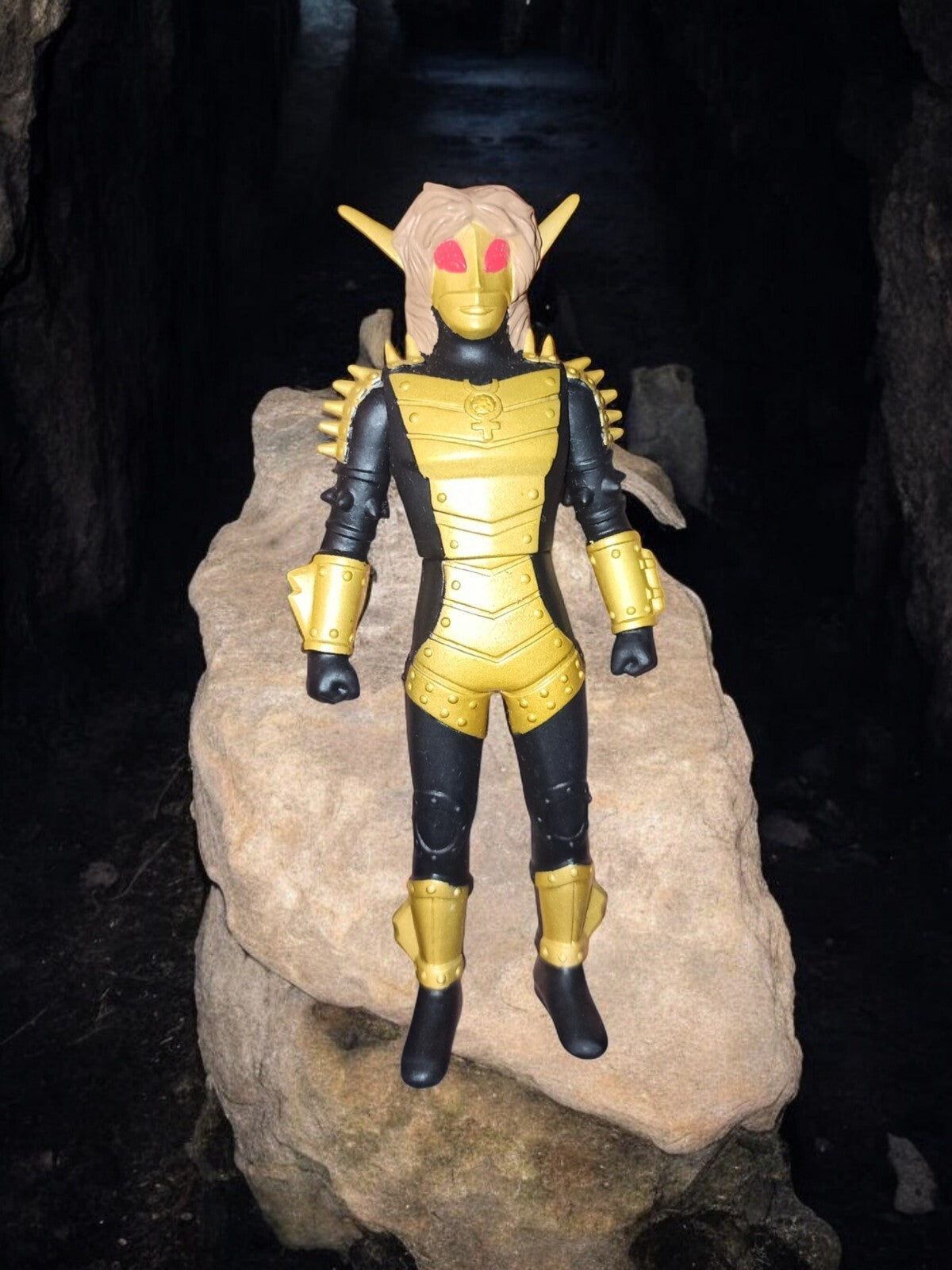 Figurine Kaiju Ultraman vintage or noir yeux rouges ? Rare robot Japon