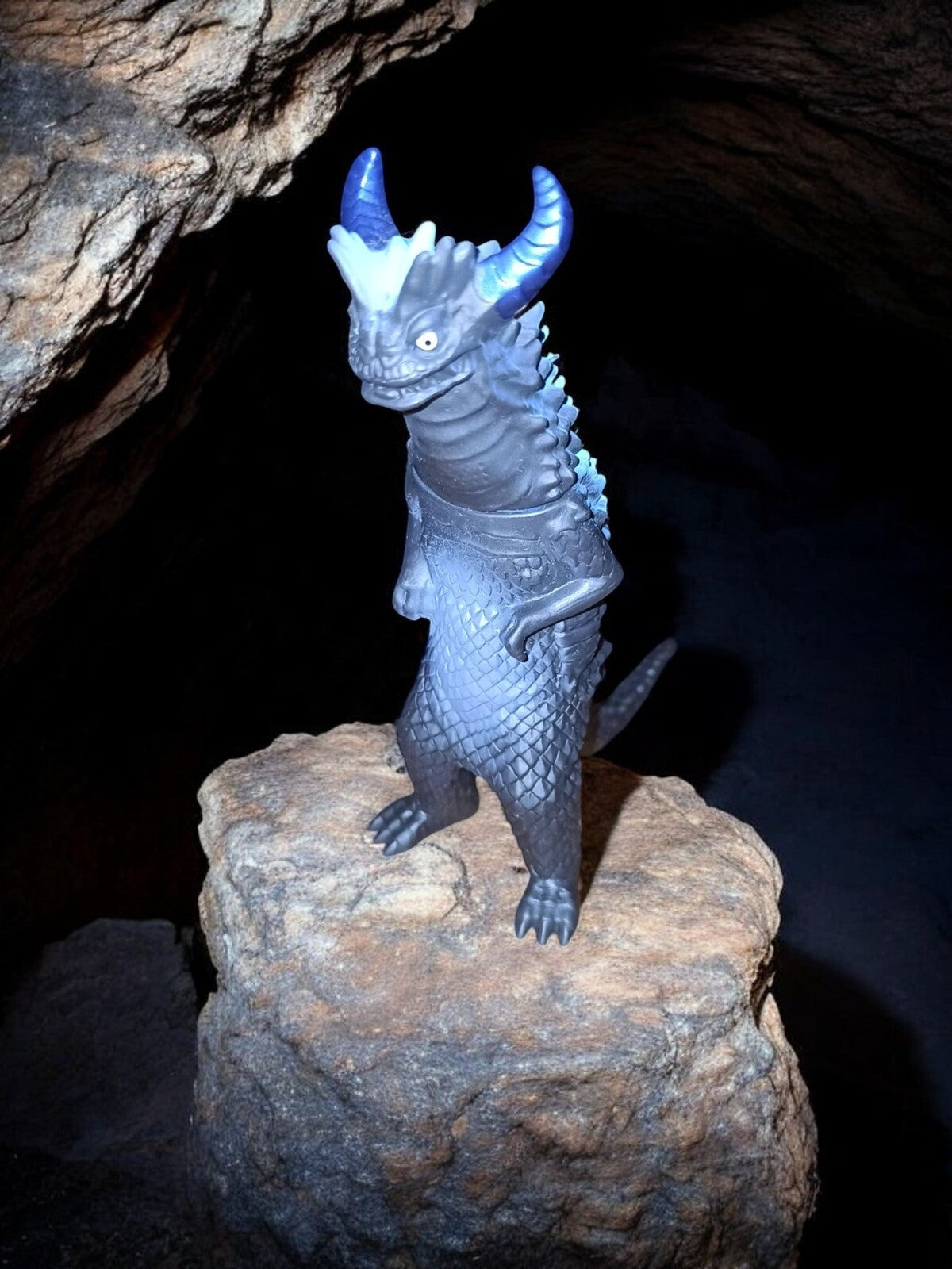 Figurine kaiju Bandai Ultraman Orb 07 monstre bleu gris Japan Hero Series