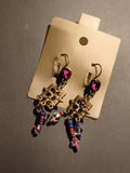 Boucles d’oreilles vintage pendantes ornées perles et strass violet deadstock