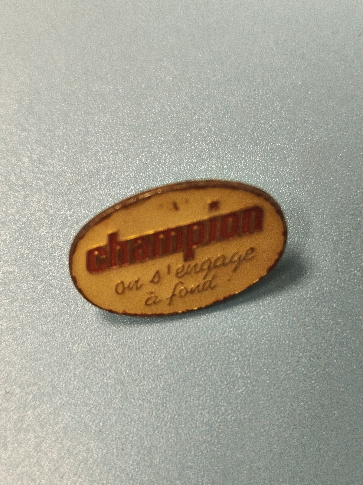 Vintage pin's Champion publicitaire ovale jaune rouge ancien collection (Ref 14)