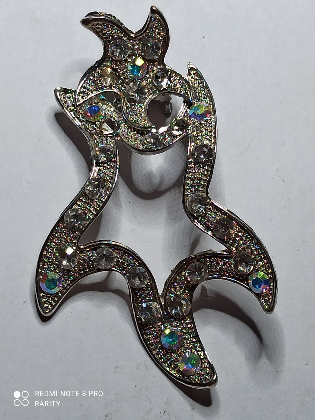 Broche vintage stylisée relief, épingle fantaisie strass scintillants