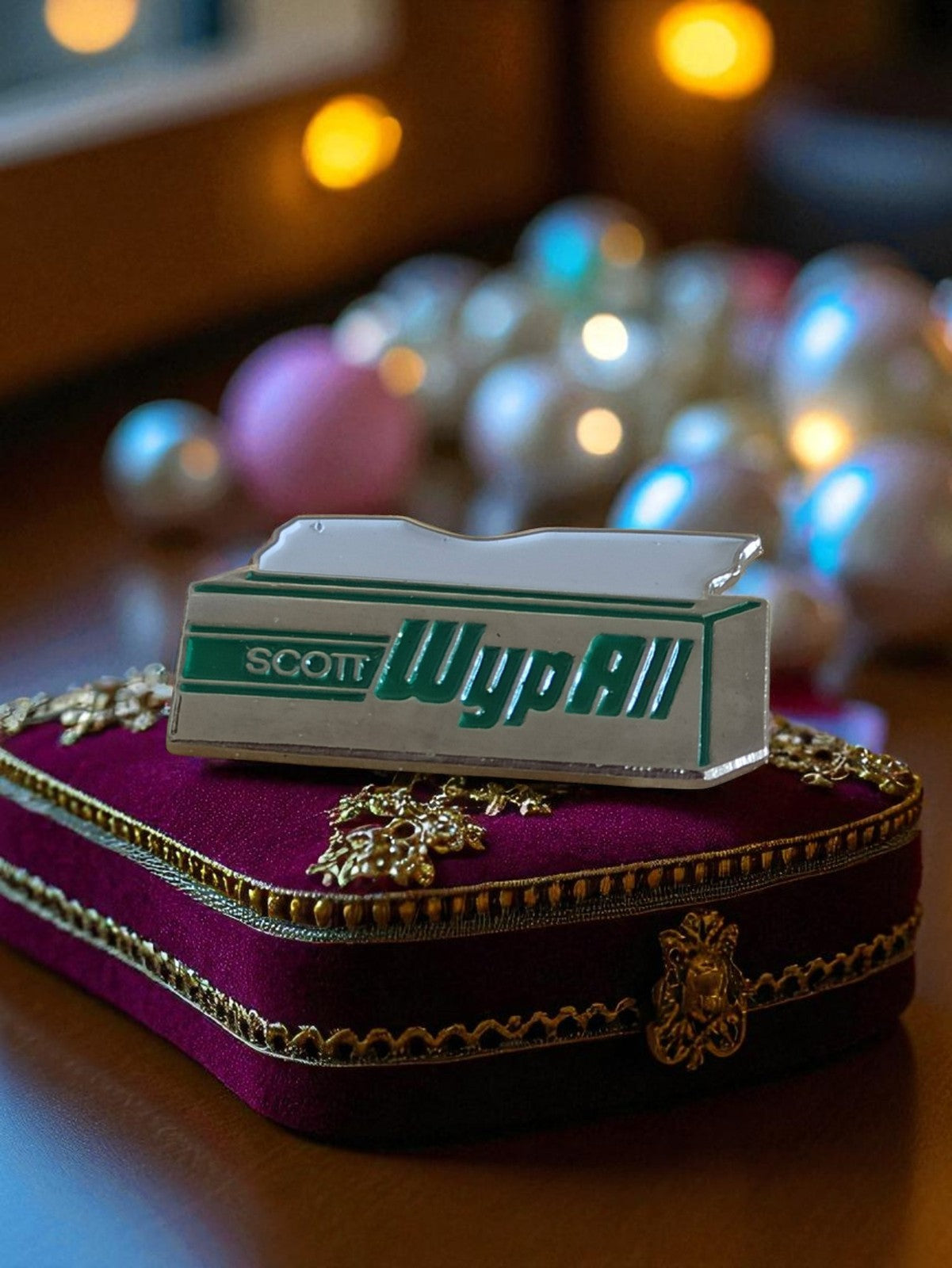 Pin's publicitaire SCOTT WypAll vintage édition limitée, logo vert, aspect métal