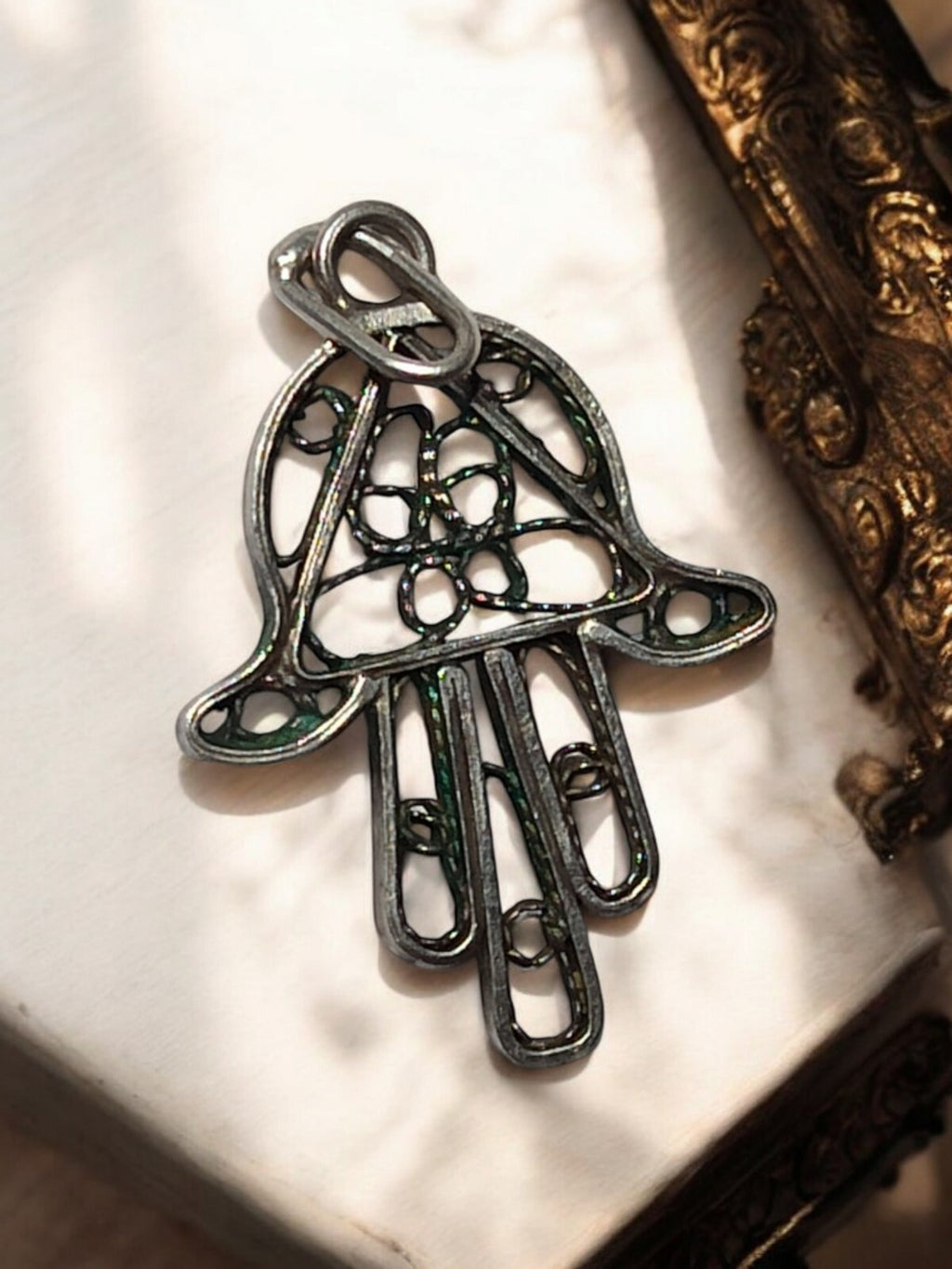 Pendentif Main de Fatma ajouré vintage motif floral, aspect métal argenté