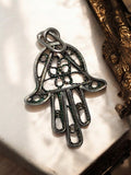 Pendentif Main de Fatma ajouré vintage motif floral, aspect métal argenté