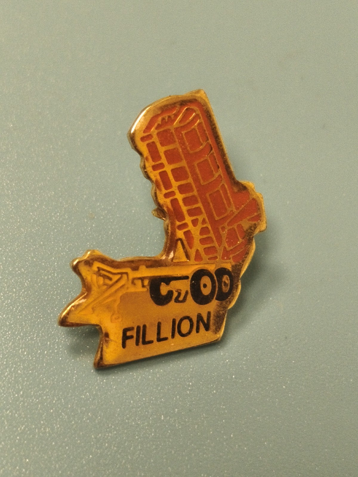 Vintage pin's Fillion jaune orange émaillé collection badge ancien (Ref 6)