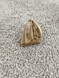Pin's vintage voilier ROYALE finition dorée badge nautique ancien (Ref 6)
