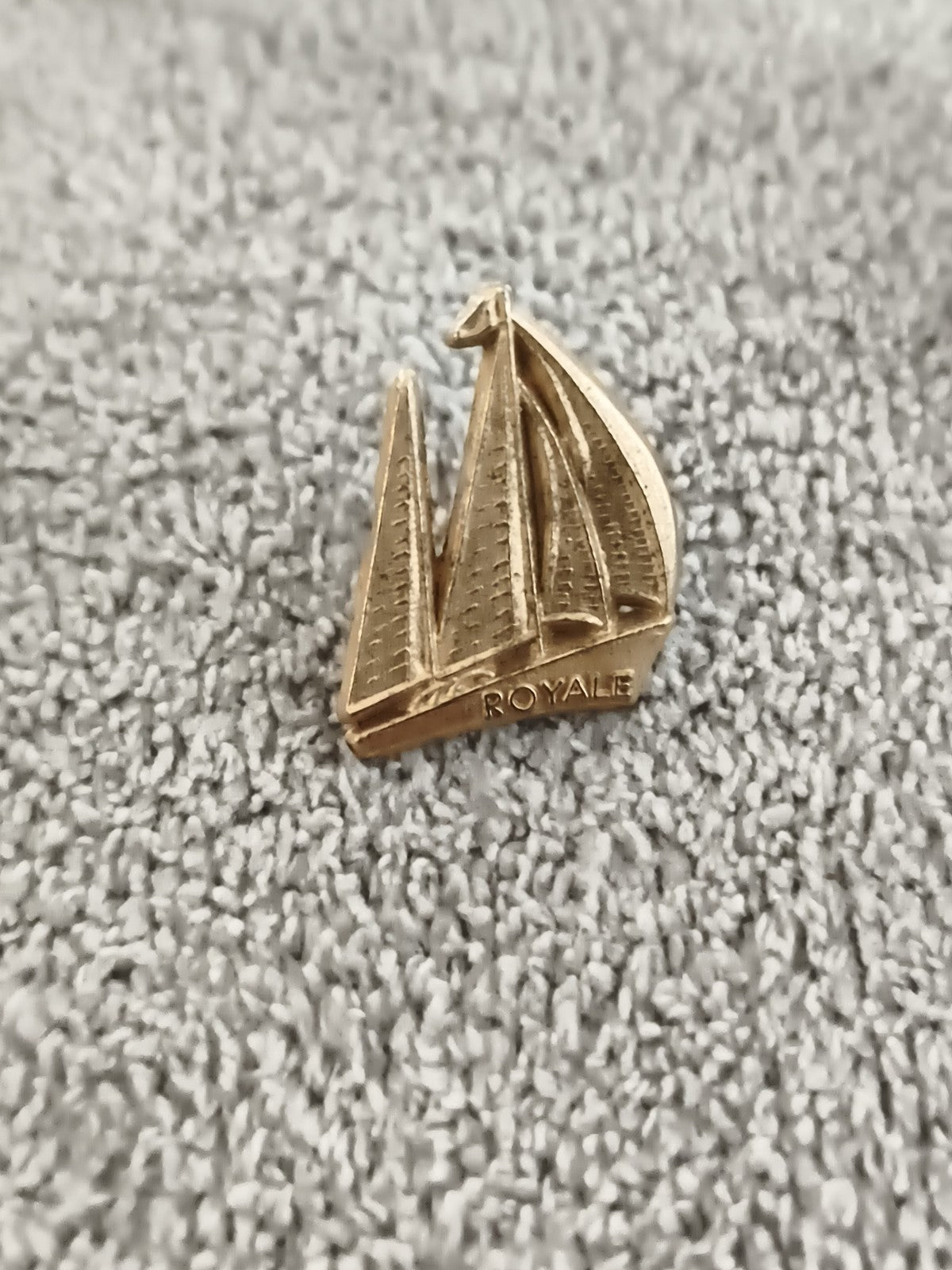 Pin's vintage voilier ROYALE finition dorée badge nautique ancien (Ref 6)