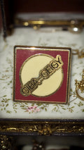 Pin's Ciba Geigy vintage carré Art Déco, logo doré, années 70-80