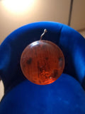 Pendentif rond ambre vintage translucide inclusions brun orangé