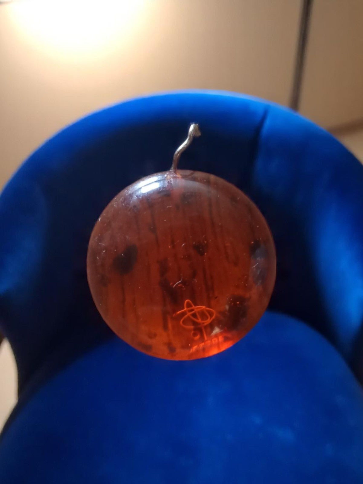 Pendentif rond ambre vintage translucide inclusions brun orangé
