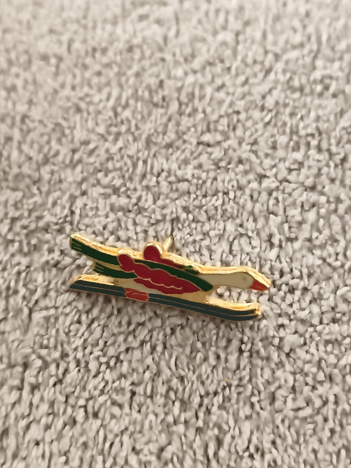 Pin's vintage kayakiste émaillé doré sport nautique années 90 (Ref 3)