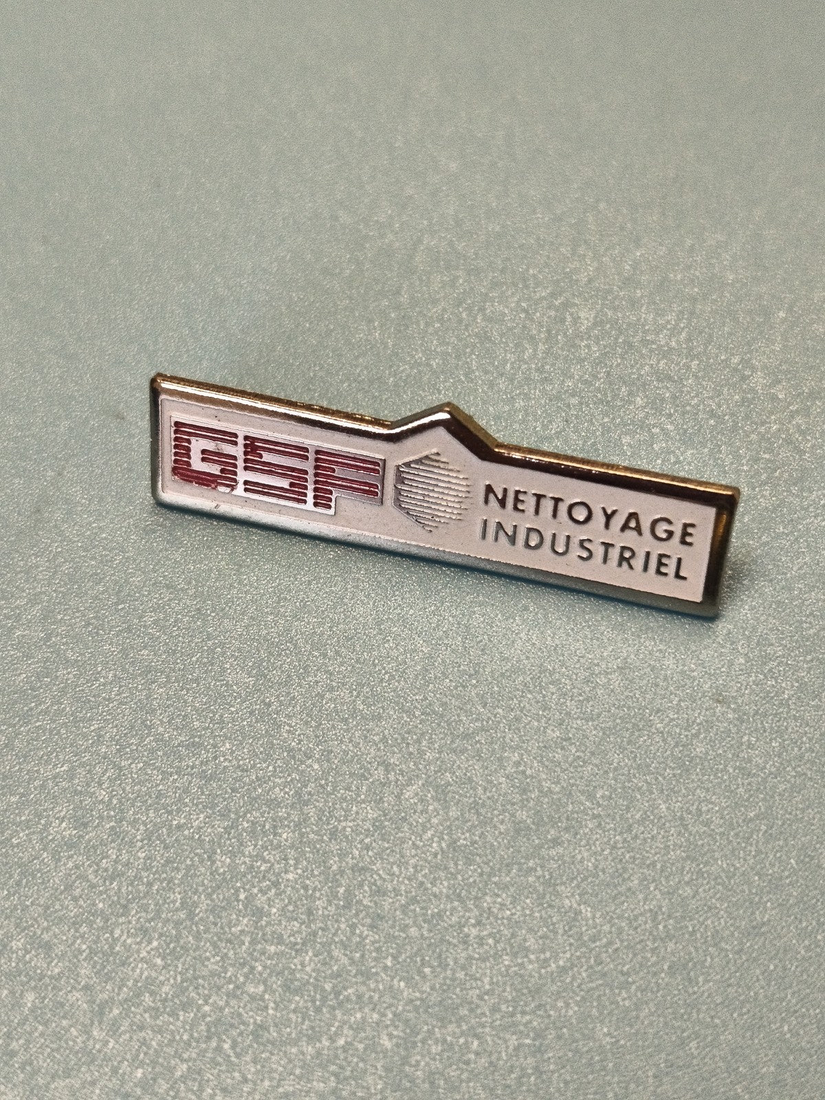 Vintage pin's GSF Nettoyage Industriel logo, badge ancien, collection pub