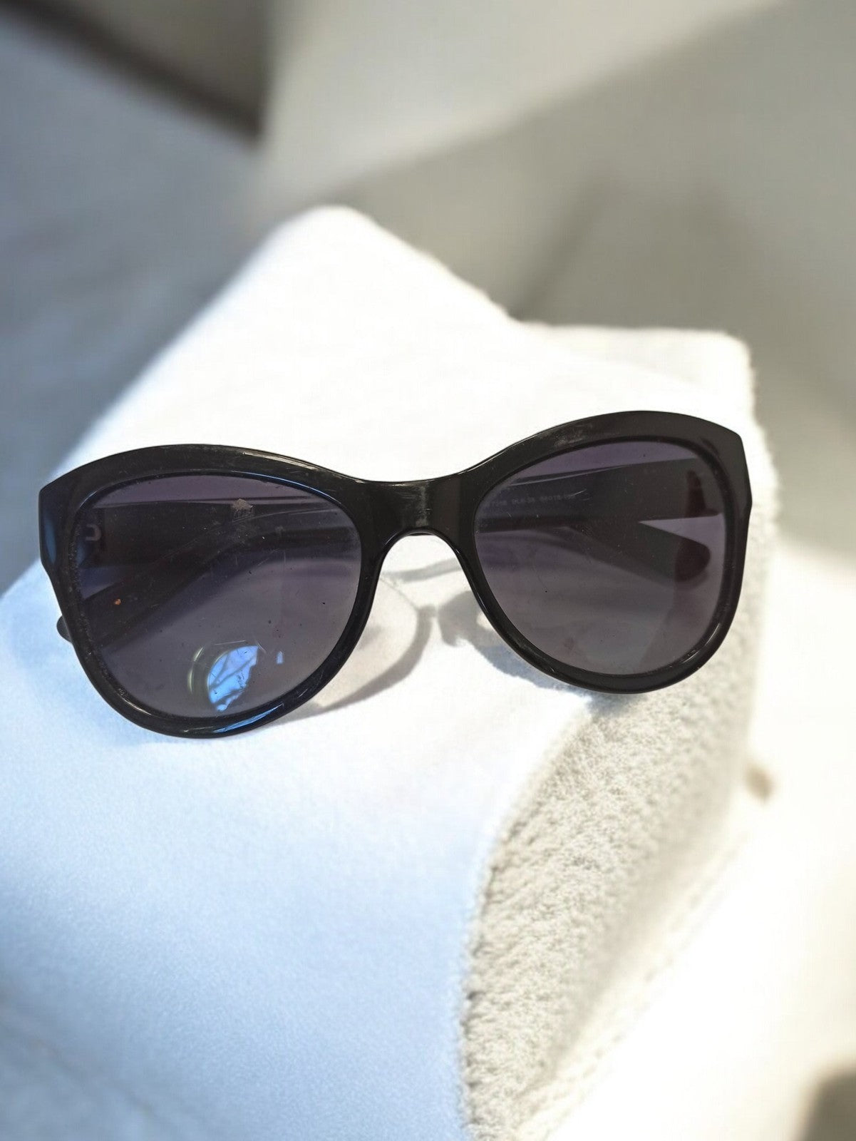 Lunettes de soleil Guess vintage noires rétro années 80 accessoire mode ancien