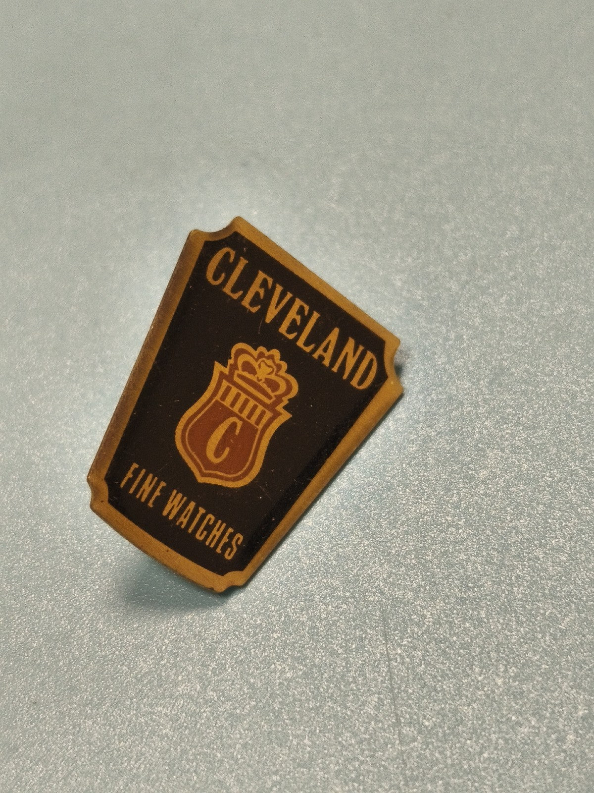Vintage pin's Cleveland Fine Watches marron écusson collection (ref 10)