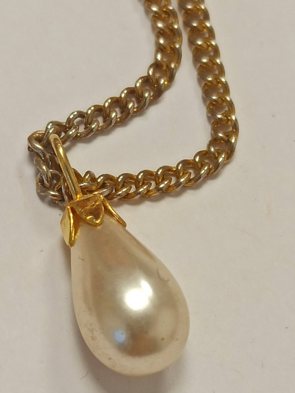 Collier vintage pendentif goutte perle, chaîne probable plaqué or rétro raffiné