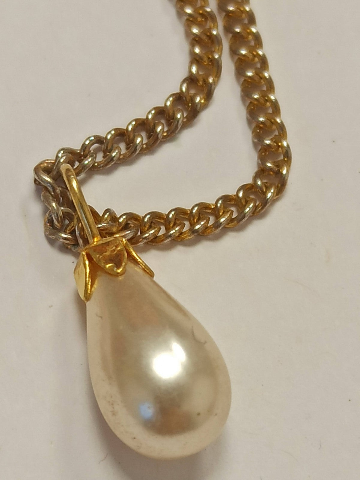 Collier vintage pendentif goutte perle, chaîne probable plaqué or rétro raffiné