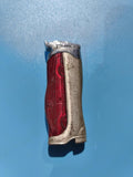 Ancien briquet publicitaire forme botte rouge métal, collection vintage déco