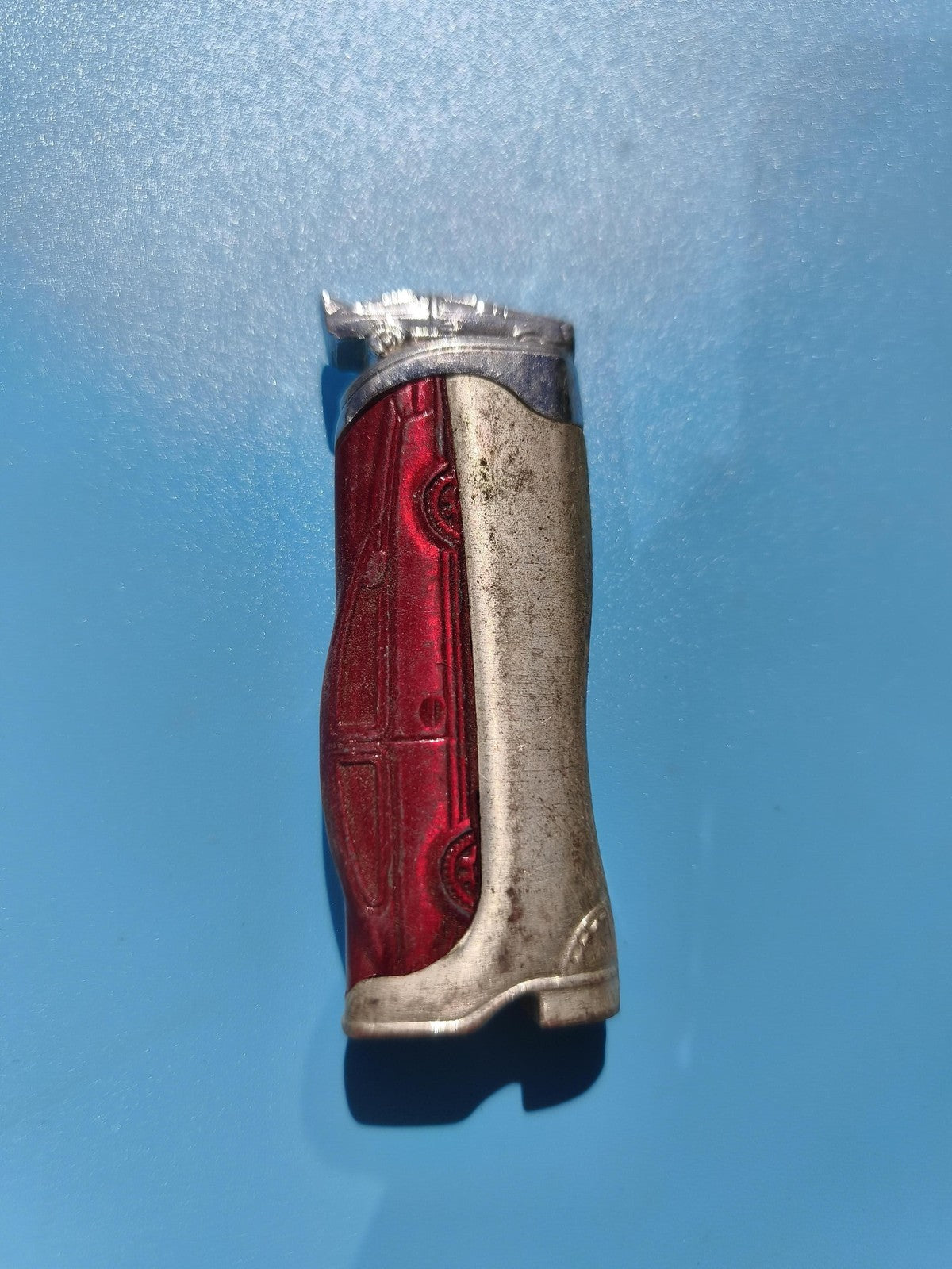 Ancien briquet publicitaire forme botte rouge métal, collection vintage déco