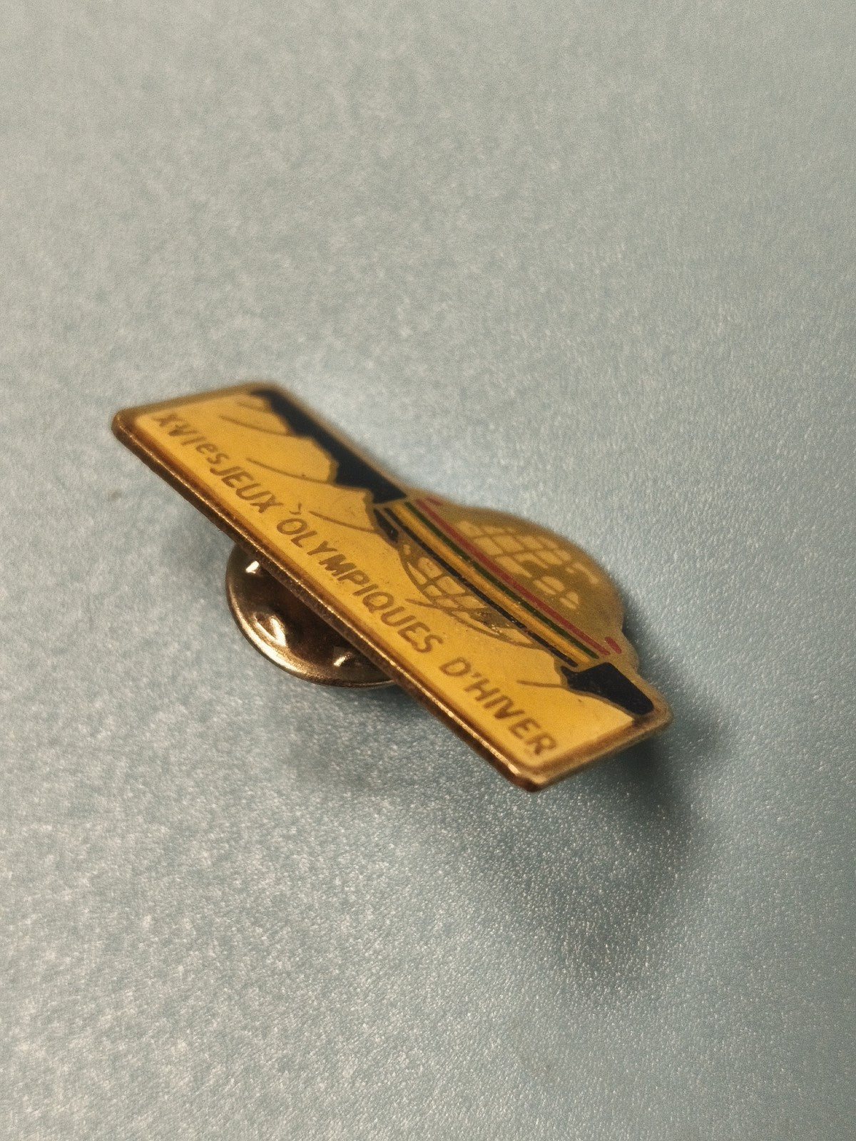 Vintage pin's Jeux Olympiques d'hiver ski jaune collection sport ancien