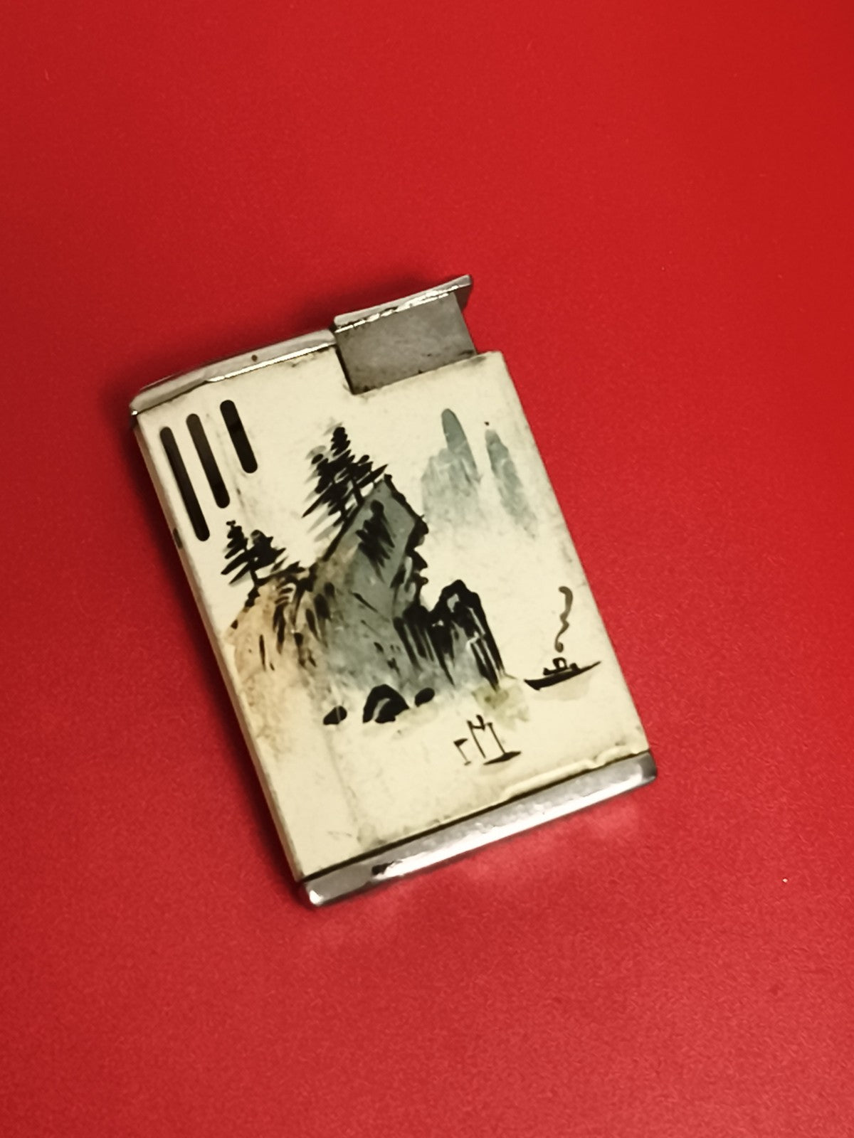 Briquet ancien décor asiatique laqué, vintage, motif paysage, allumeur rétro