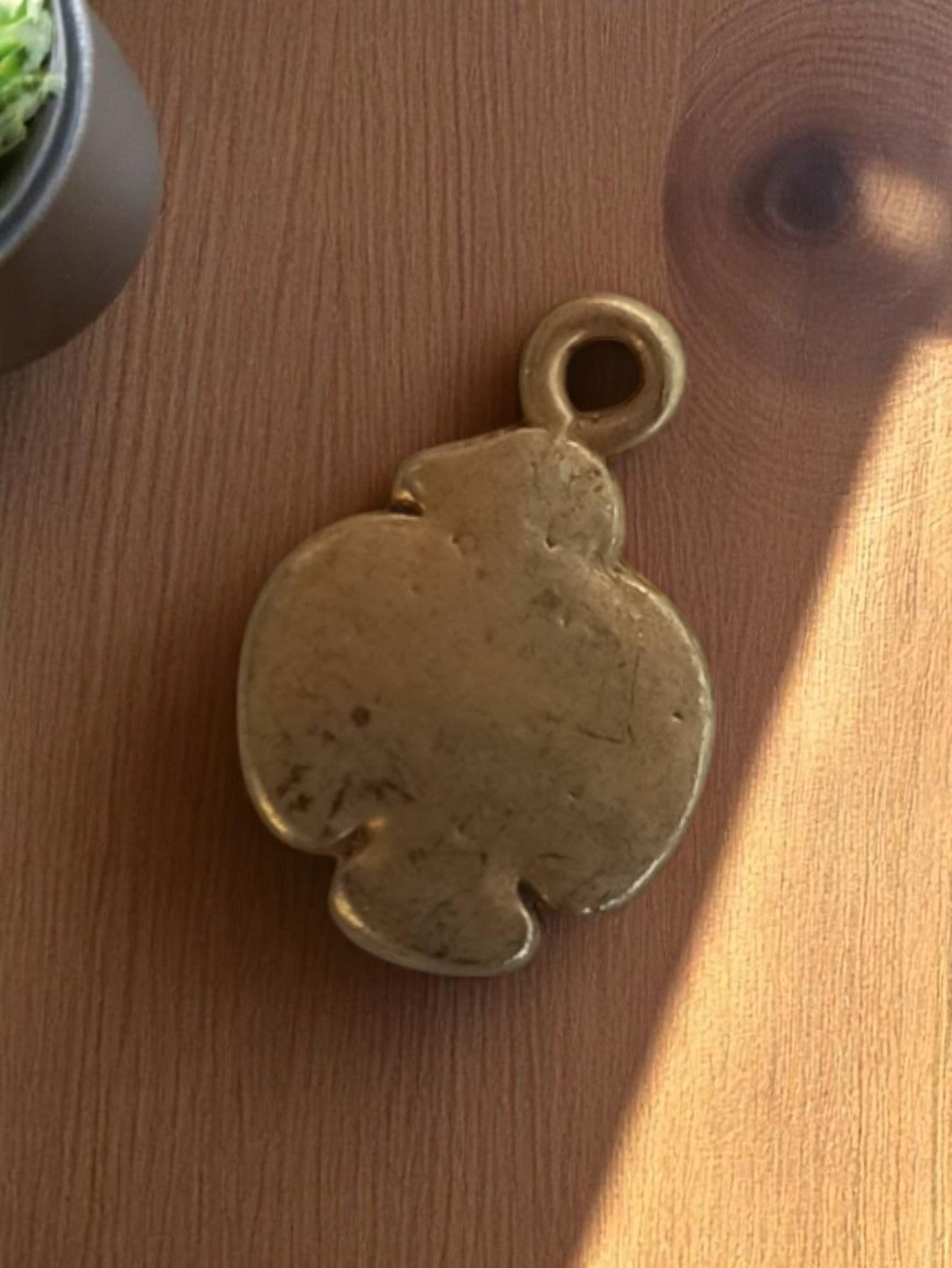 Pendentif vintage métal doré motif trèfle années 1950 bijou ancien