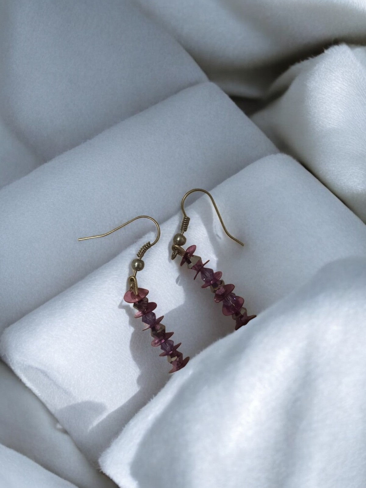 Paire boucles d’oreilles vintage rétro, perles violettes fantaisie ancien modèle