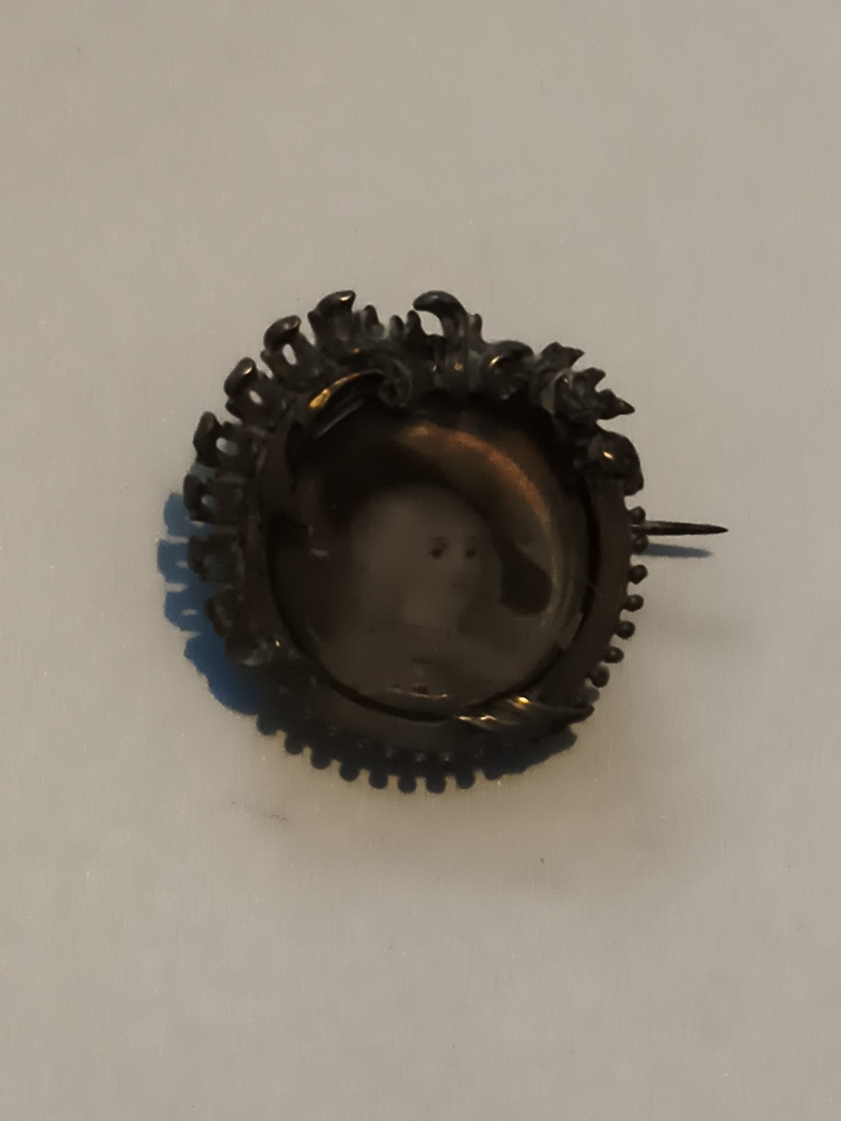 Broche vintage médaillon portrait femme, monture ajourée ancienne