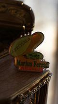 Pin's publicitaire vintage Marius Ferrat arrosage, badge ancien fleurit la vie