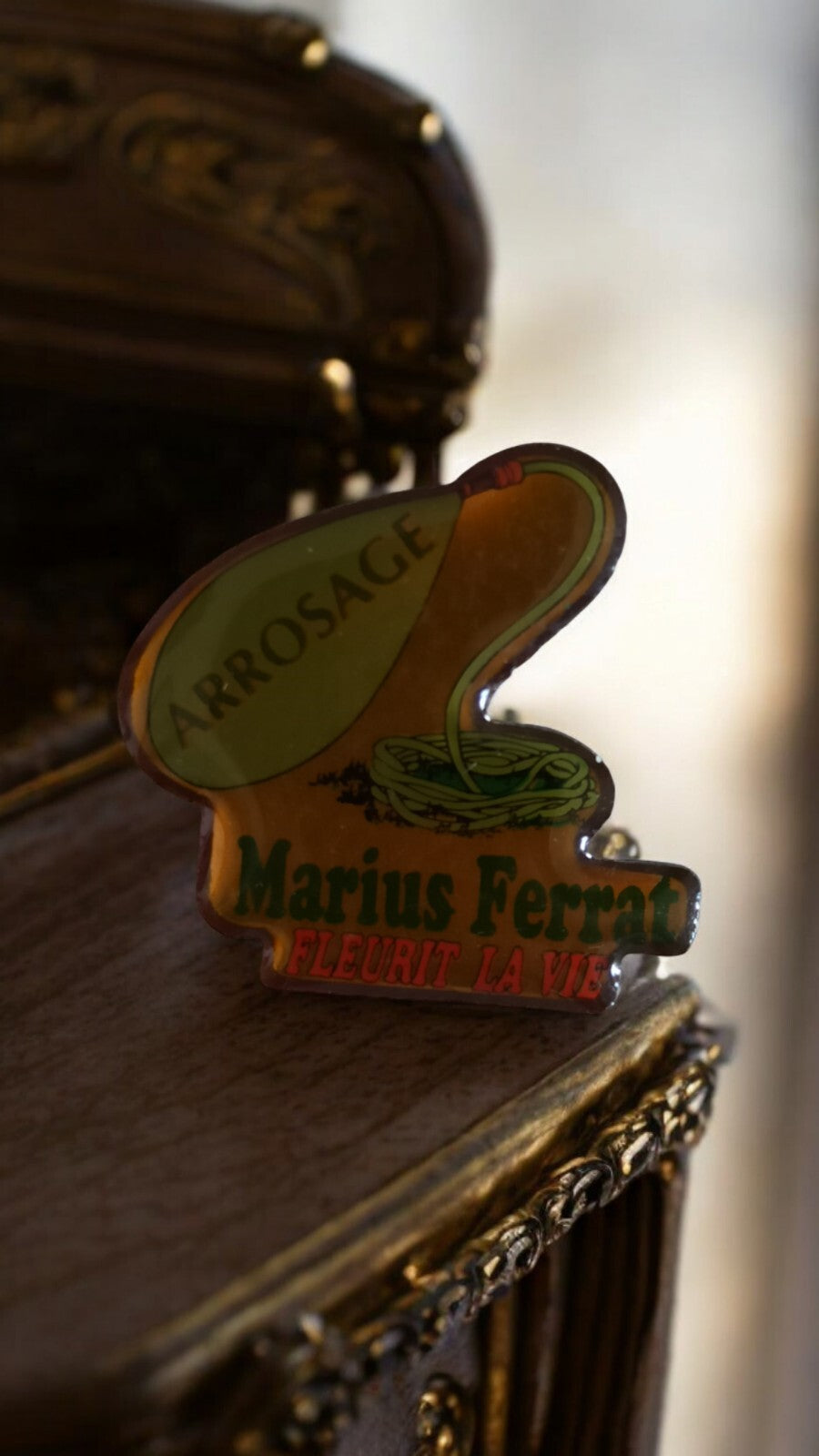 Pin's publicitaire vintage Marius Ferrat arrosage, badge ancien fleurit la vie