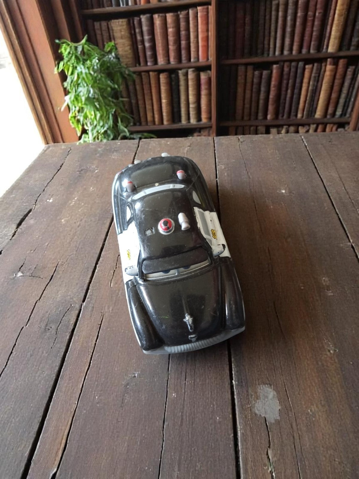Voiture miniature Disney Cars police vintage noire blanche Disney