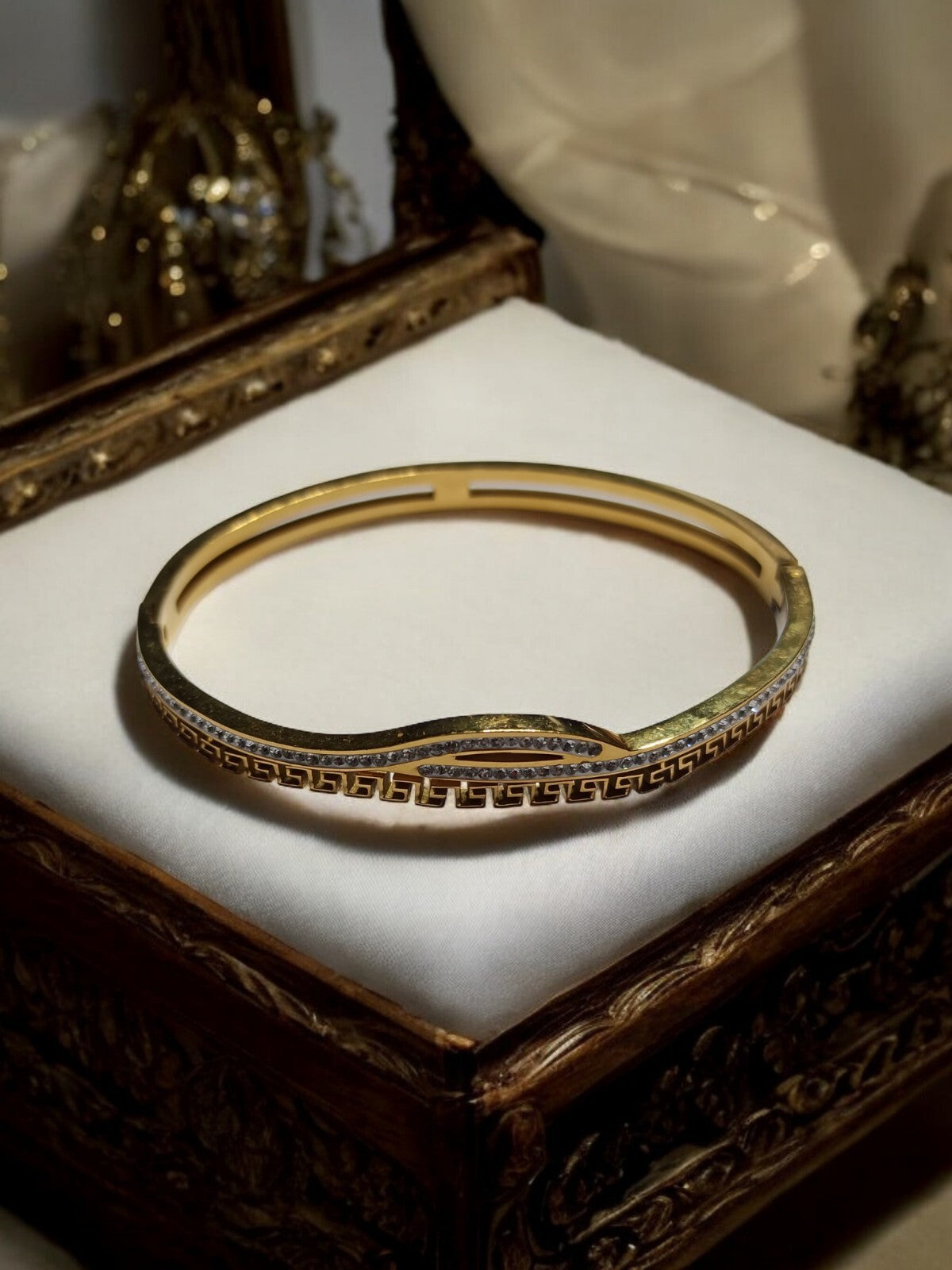 Bracelet jonc vintage plaqué or strass motif grec, bijou ancien doré