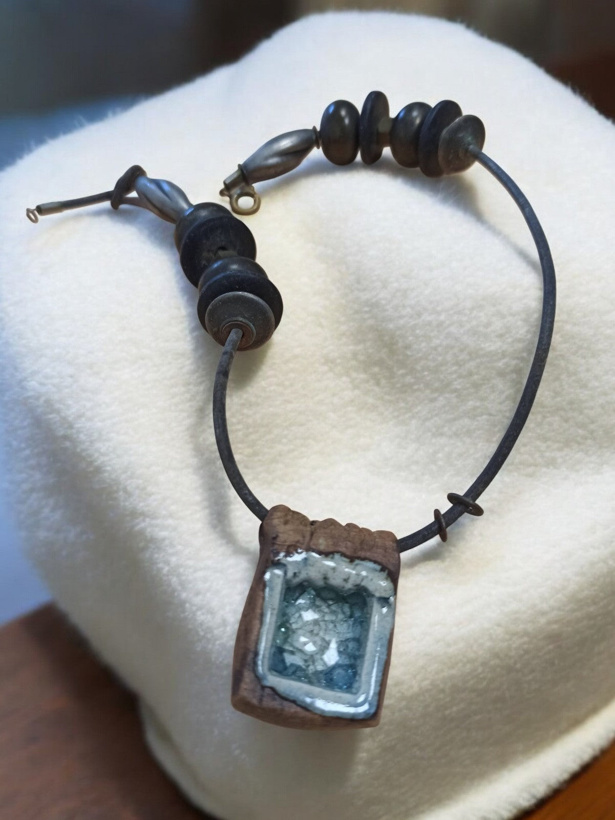 Collier vintage pendentif géode bleue, fantaisie rétro, perles noires