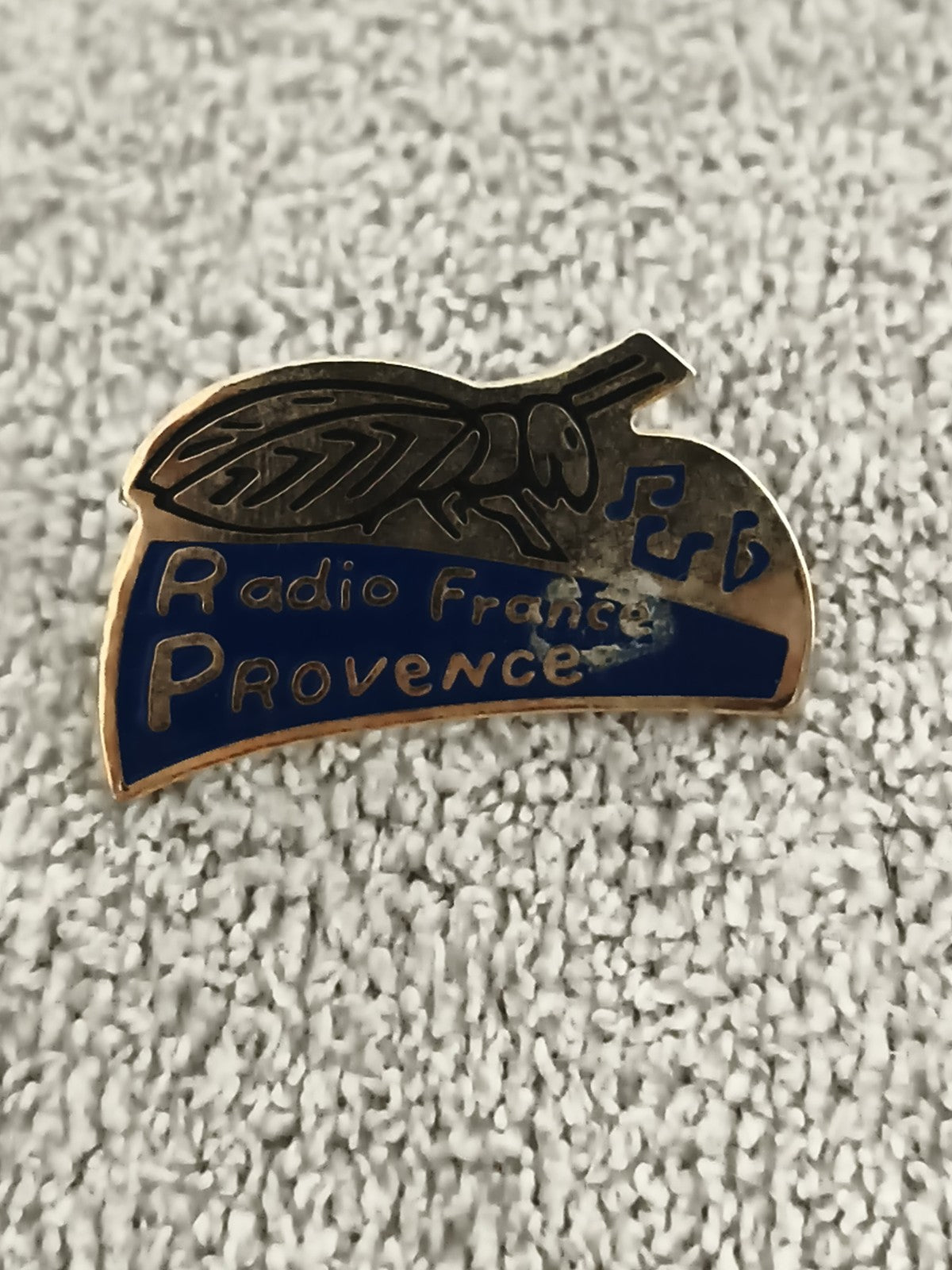Pin's vintage Radio France Provence cigale bleu émaillé badge ancien (Ref 2)