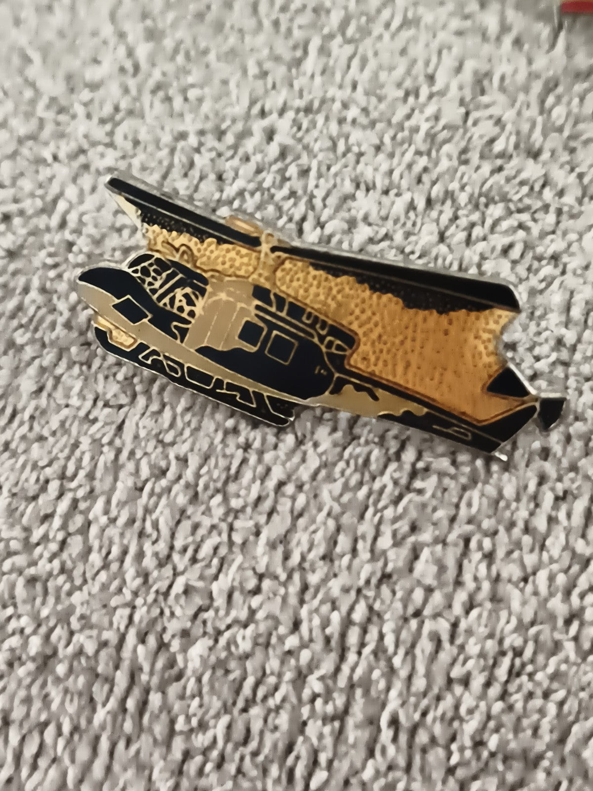 Pin's vintage hélicoptère noir doré, badge aviation ancien, broche émaillée (Ref