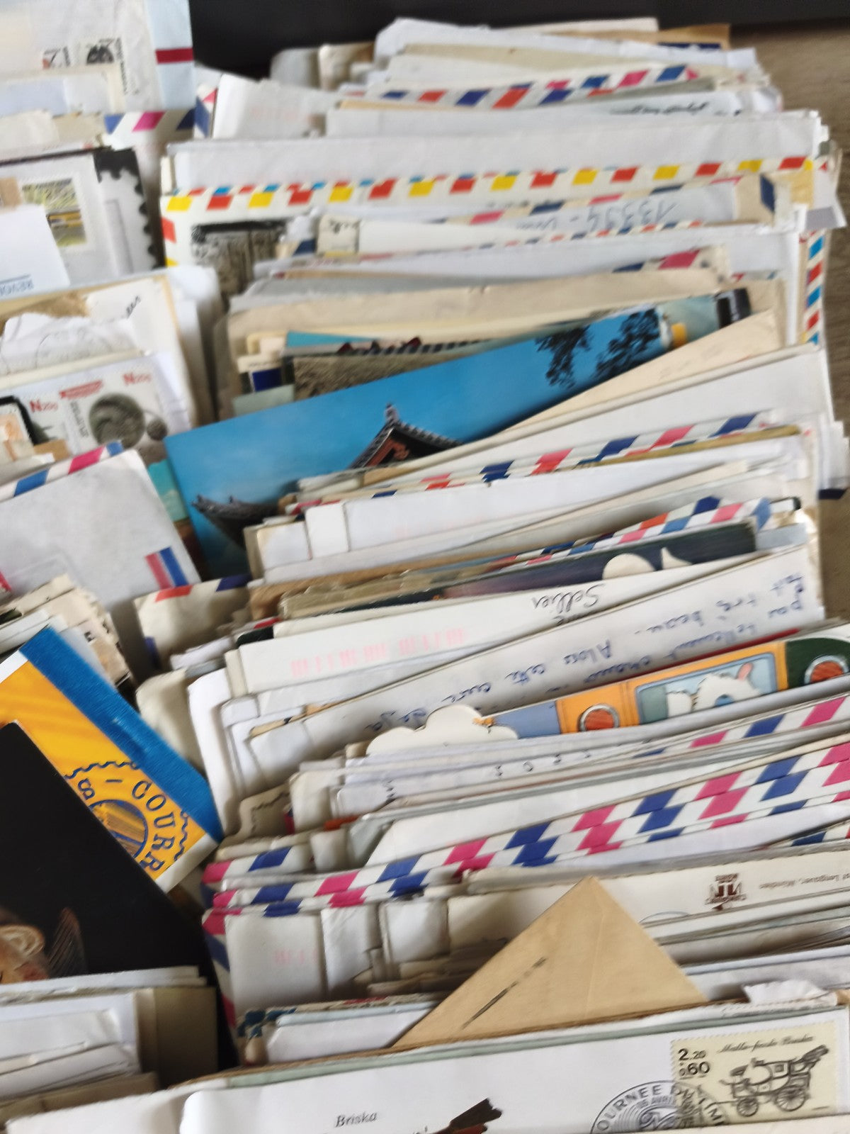 Enorme lot enveloppes et cartes à trier philatélie divers formats et couleurs