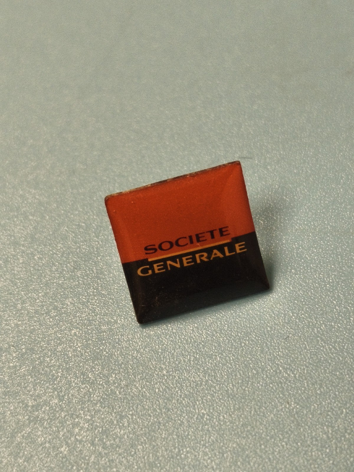 Pin's vintage Société Générale carré rouge et noir collection banque ancien