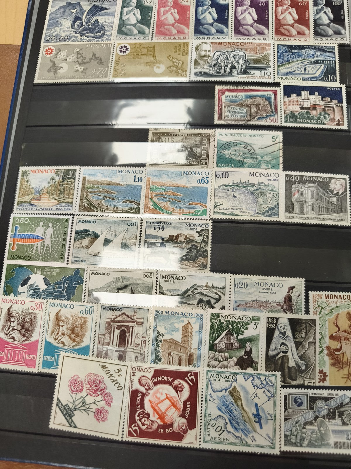 Lot de timbres Monaco multicolores paysages monuments thèmes variés (support non