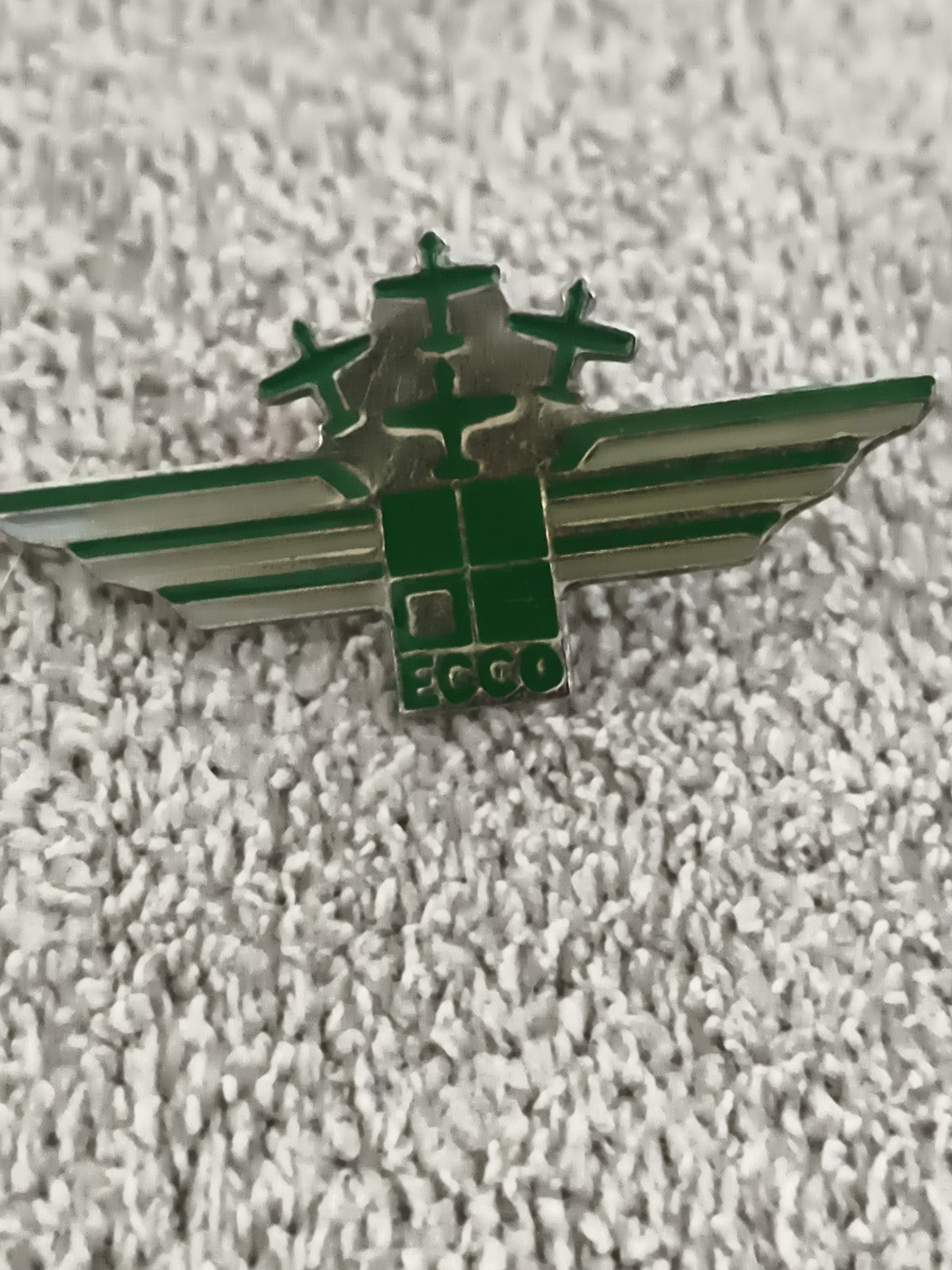 Pin's vintage ECCO aviation ailée vert métal émaillé ancien badge avion