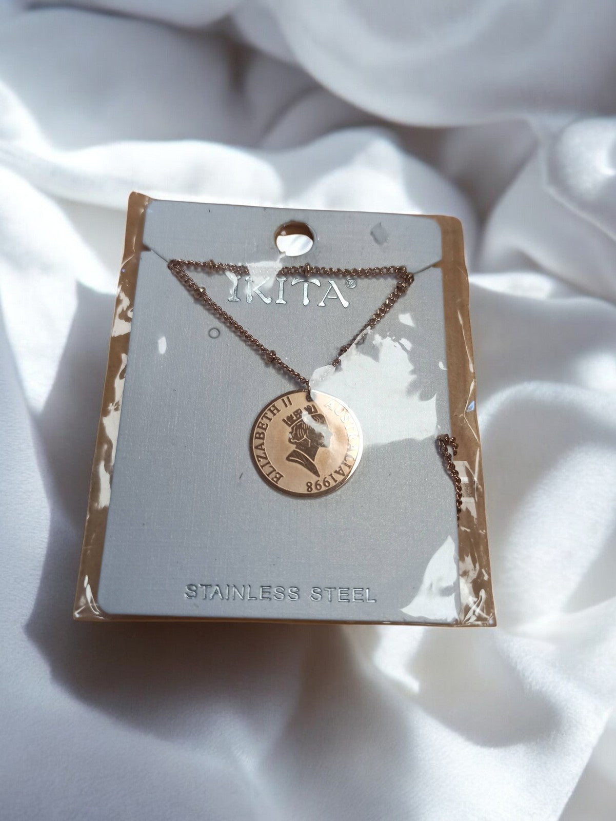 Collier médaille Ikita vintage acier doré, pendentif pièce rétro femme