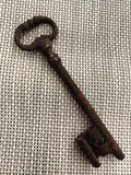 Ancienne clé de château forgée, grande clé rustique, patine foncée vintage