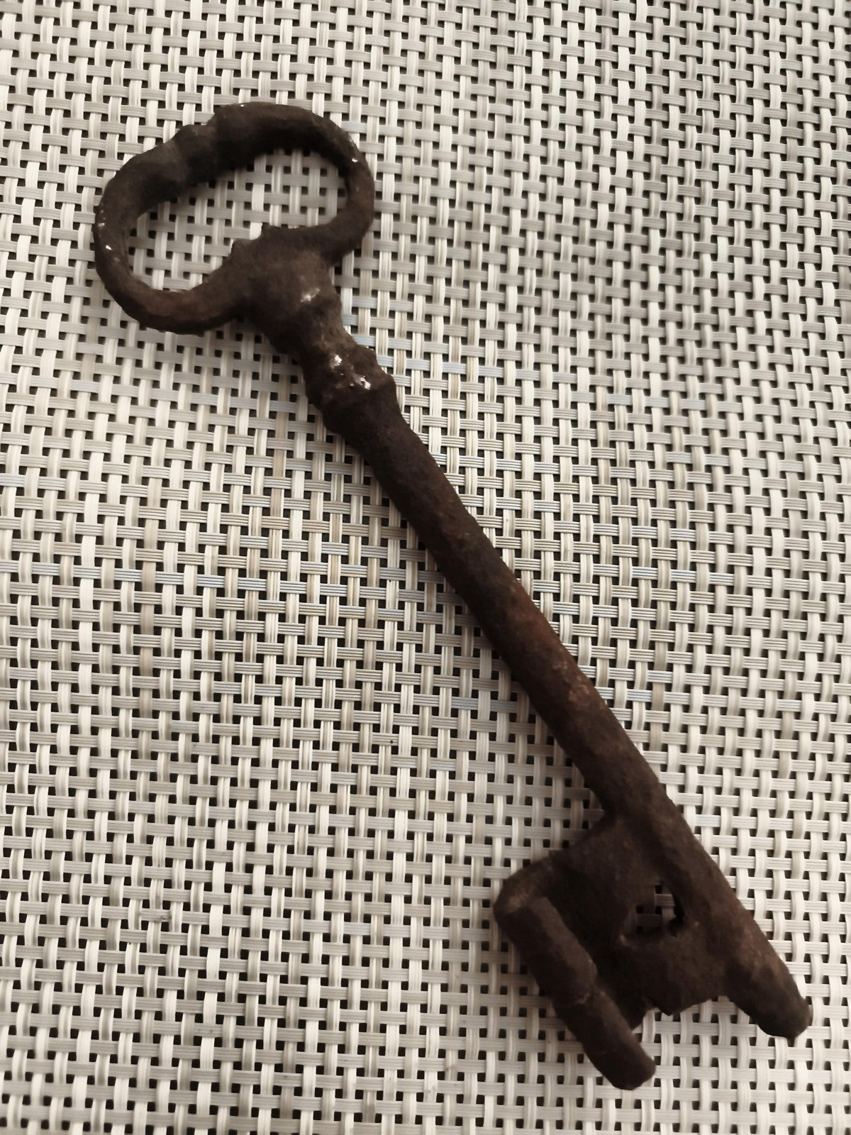 Ancienne clé de château forgée, grande clé rustique, patine foncée vintage