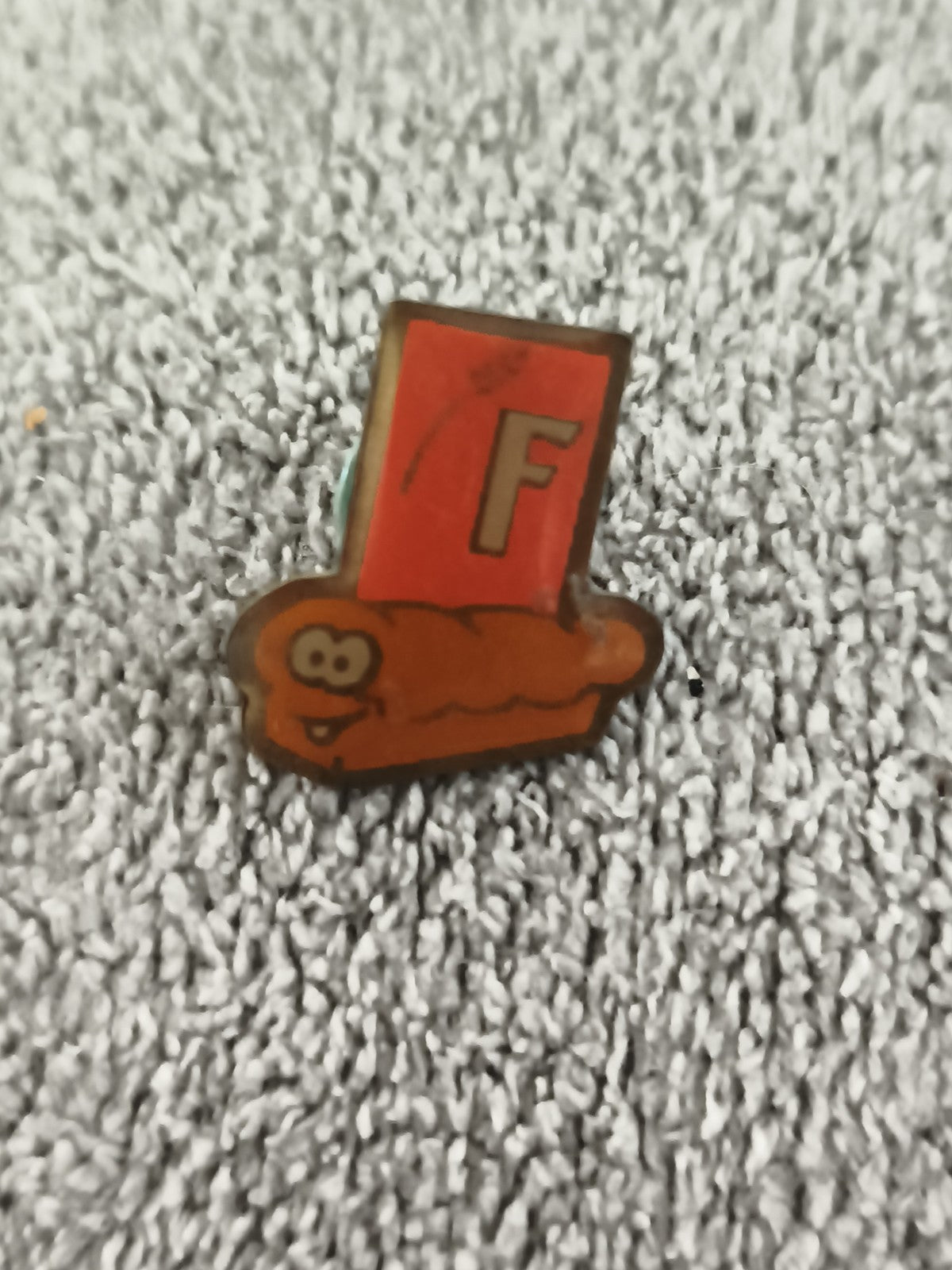 Pin's vintage personnage orange lettre F badge ancien humoristique (Ref 5)