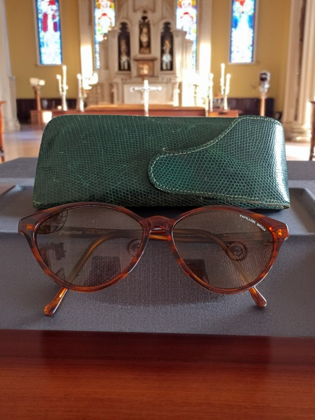 Lunettes de soleil Papillon vintage écaille avec étui cuir vert rétro