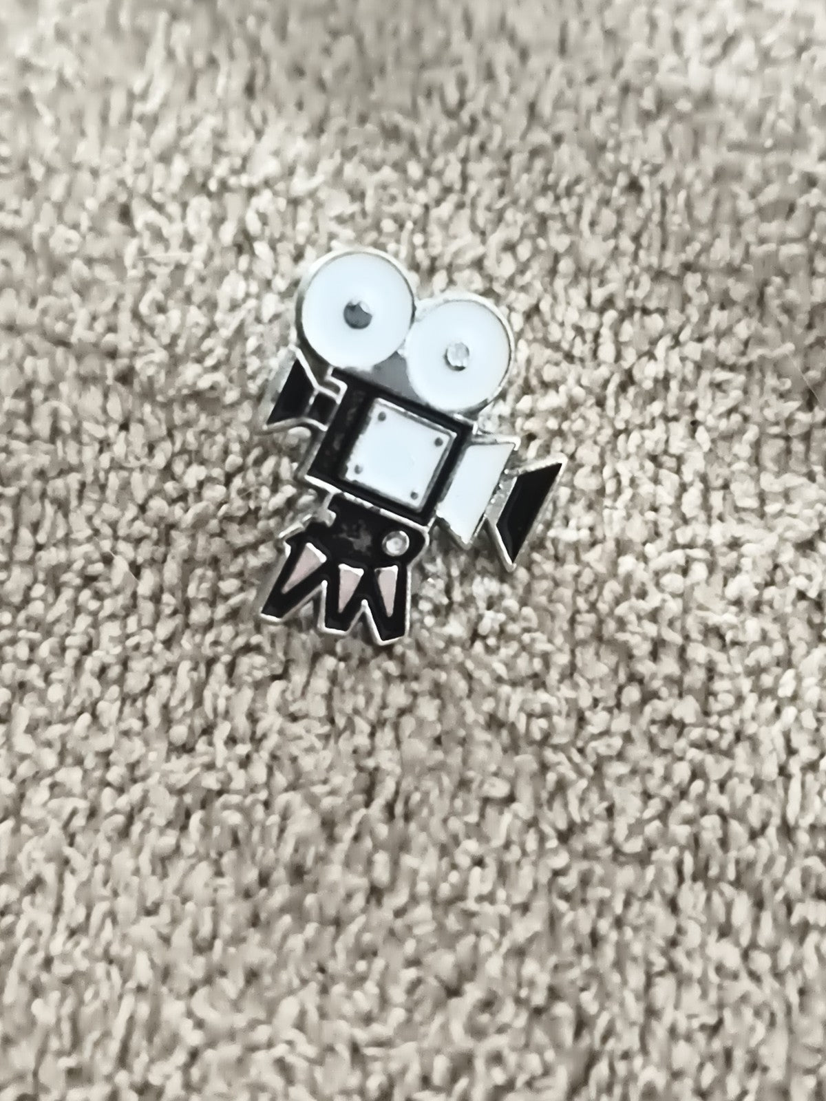 Pin's vintage caméra cinéma noir blanc, badge film rétro (Ref 6)