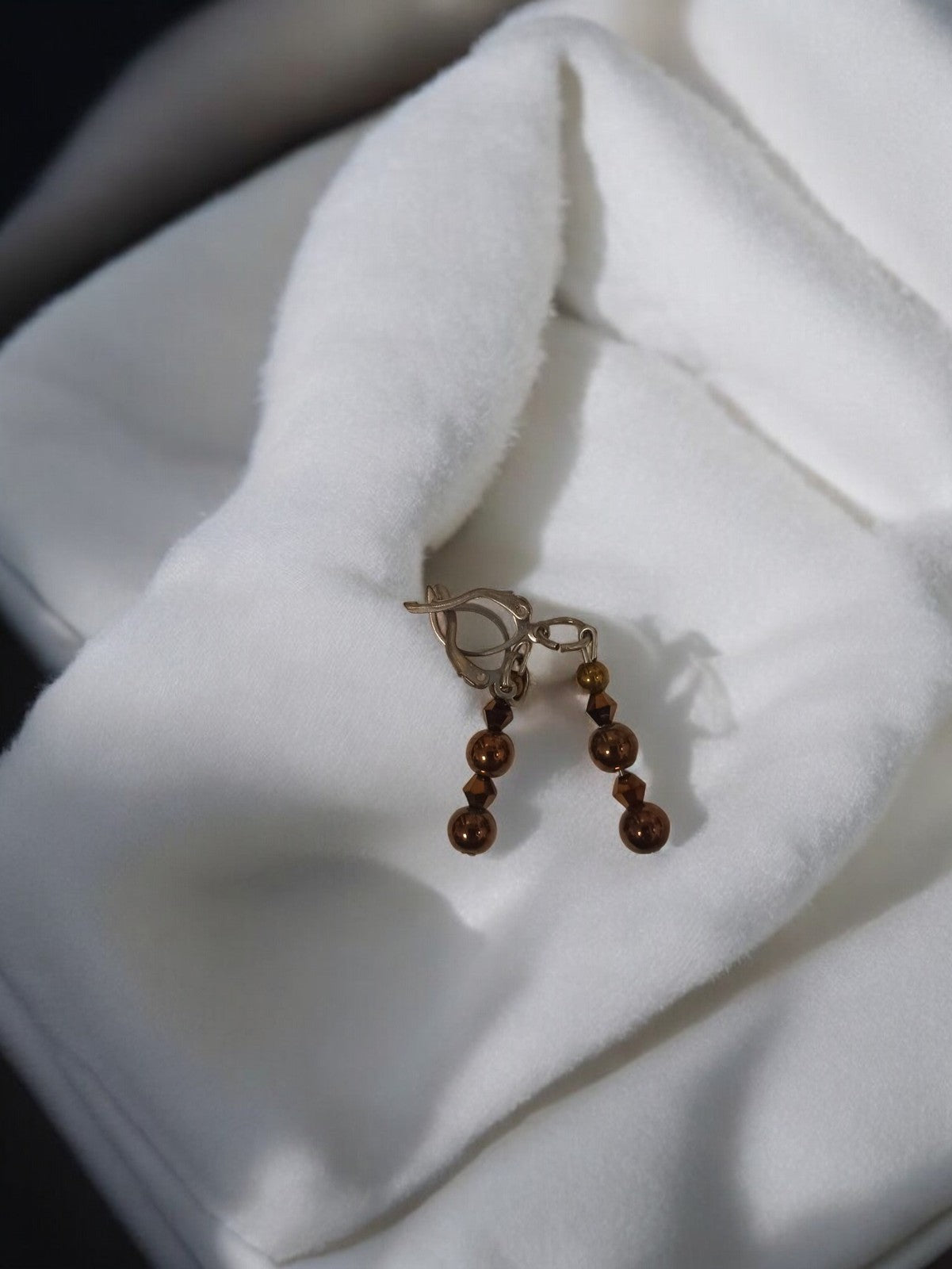 Paire boucles d’oreilles vintage rétro, perles marron pendantes, ancien bijou fa