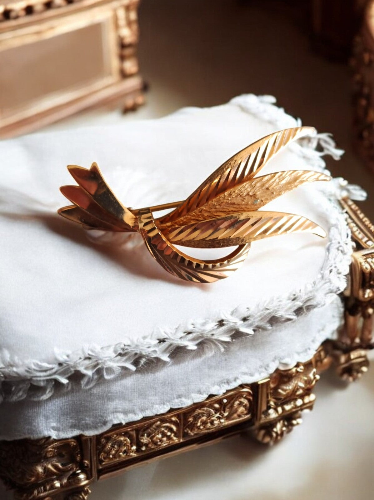 Broche vintage feuille dorée, bijou fantaisie métal doré années 60 rétro