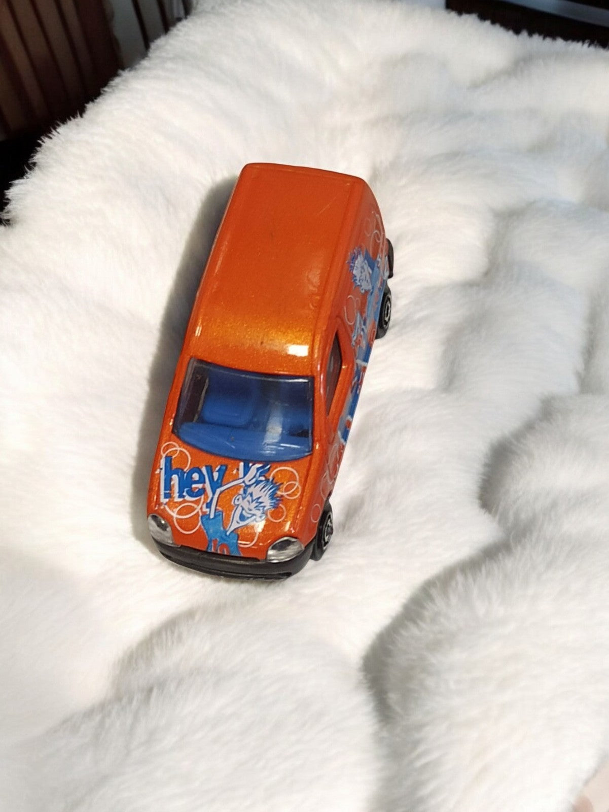 Voiture miniature vintage orange, motif "hey!", utilitaire rétro d’occasion
