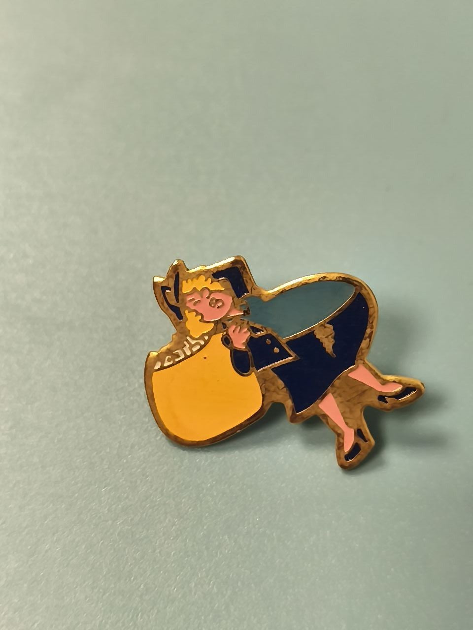 Vintage pin's personnage femme élégante bleu et jaune émaillé ancien collection